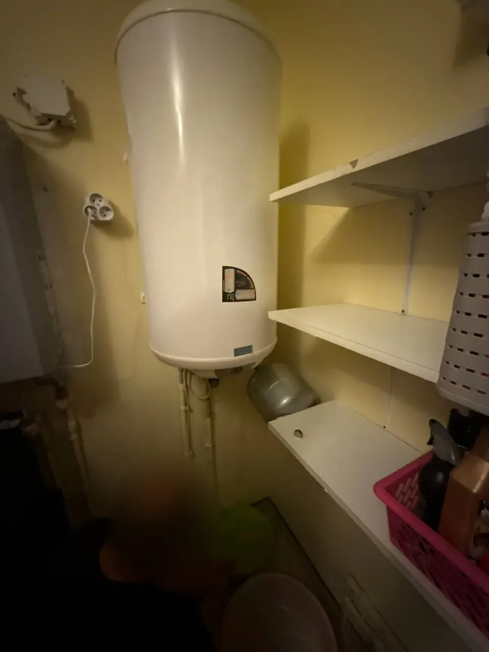 Wysoki bojler w pomieszczeniu gospodarczym — DobryHydraulik Szczecin
