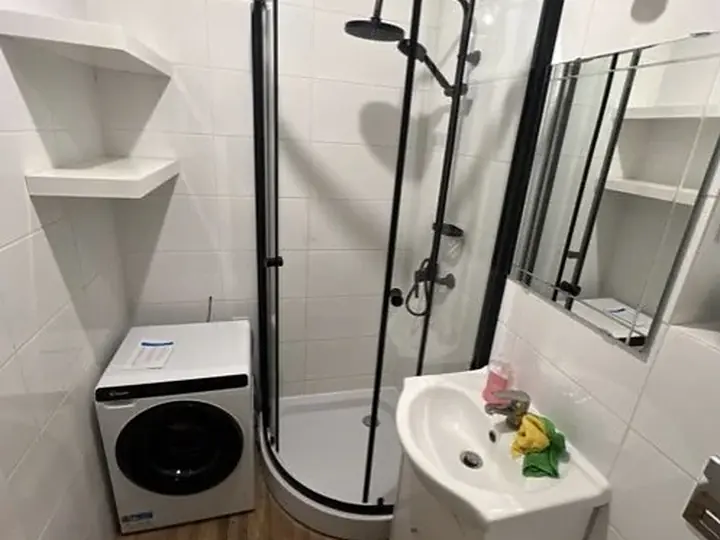 Mała łazienka z półokrągłą kabiną i pralką — DobryHydraulik Szczecin
