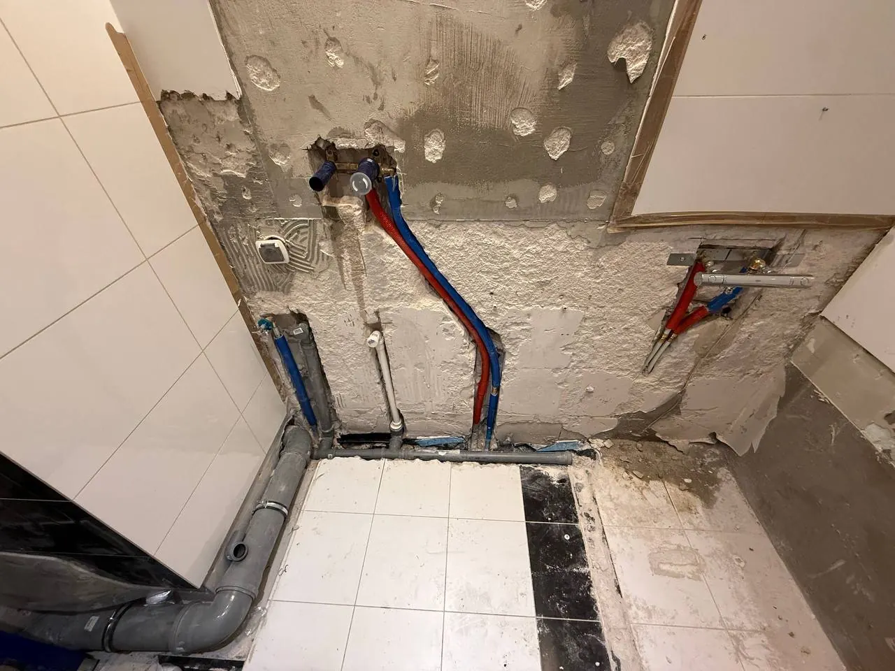 Nowe rury wodne po skuciu narożnika — DobryHydraulik Szczecin