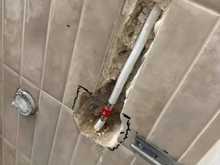 Pion kanalizacyjny odsłonięty w ścianie — DobryHydraulik Szczecin