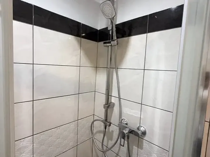 Kolumna prysznicowa w wykończonym narożniku — DobryHydraulik Szczecin