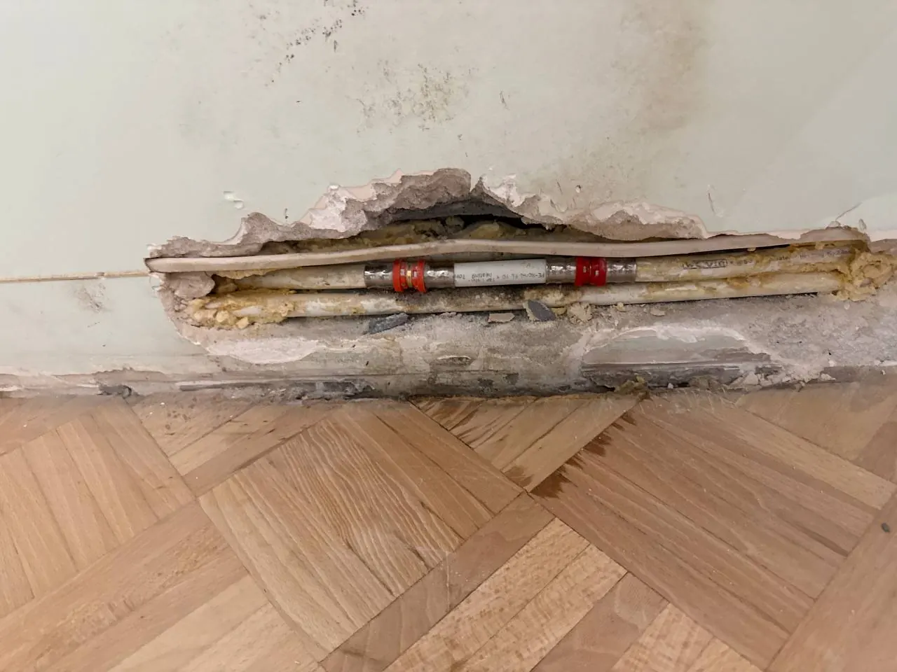 Rury w bruździe pod parkietem — DobryHydraulik Szczecin