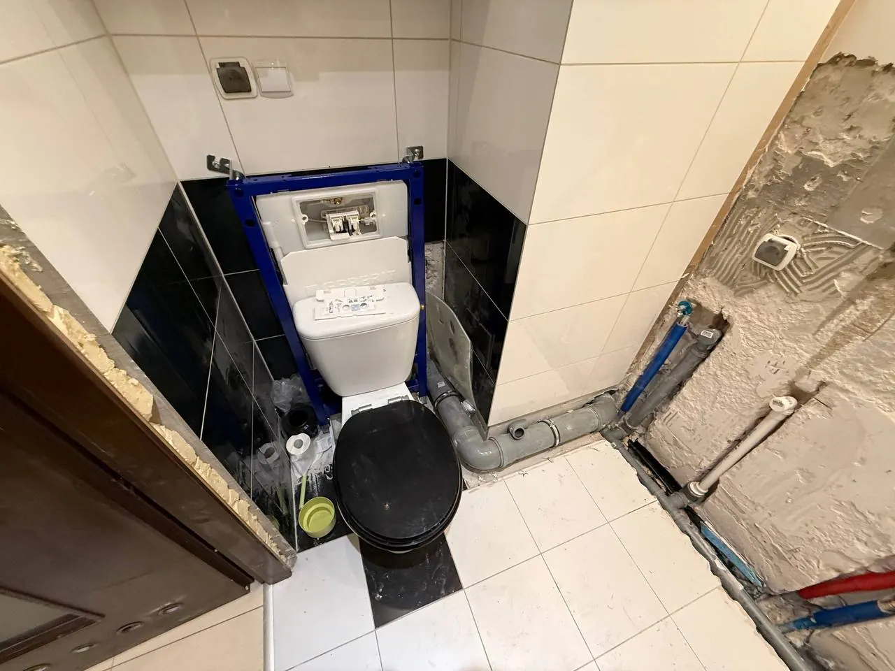 Kompakt WC z podejściami przy czarnych płytkach — DobryHydraulik Szczecin