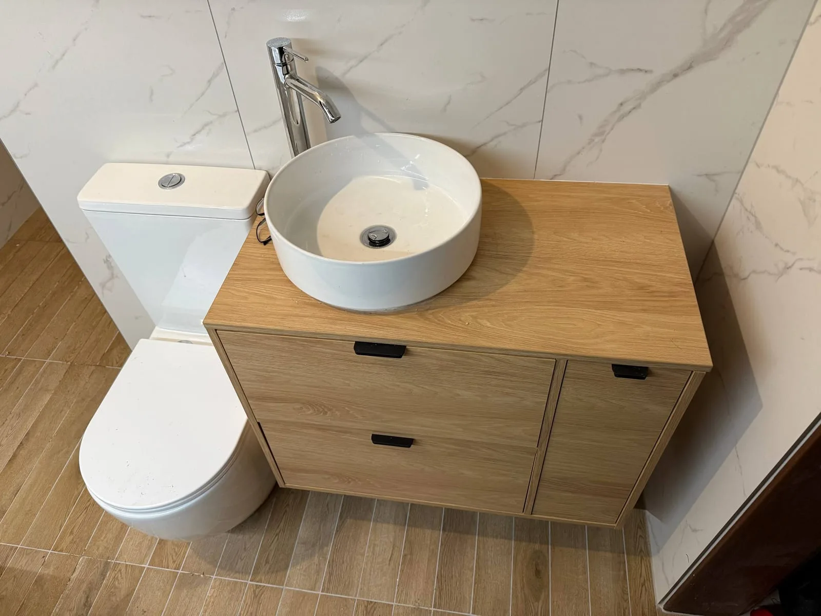 Umywalka nablatowa na szafce z WC — DobryHydraulik Szczecin