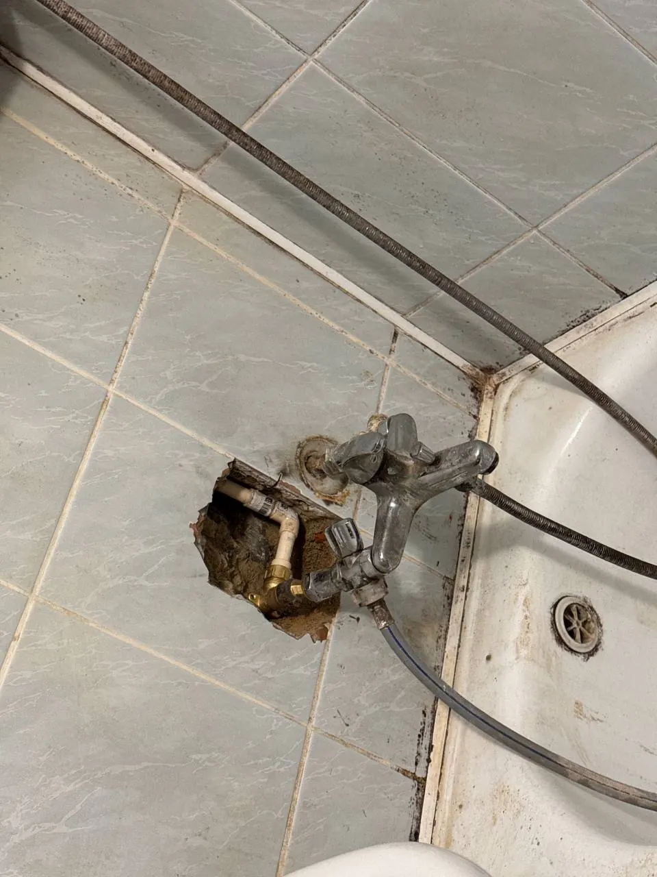 Uszkodzona rura z baterią przy wannie — DobryHydraulik Szczecin