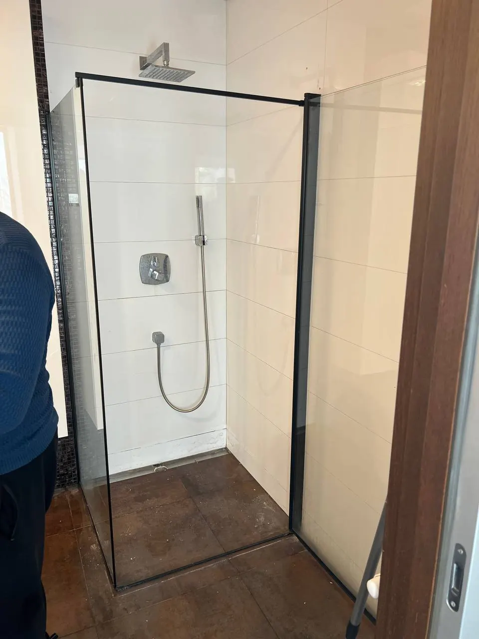 Kabina walk-in w czarnej ramie — DobryHydraulik Szczecin