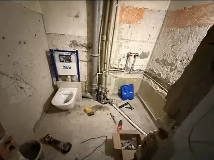 Stelaż i miska WC po rozkuciu ściany — DobryHydraulik Szczecin