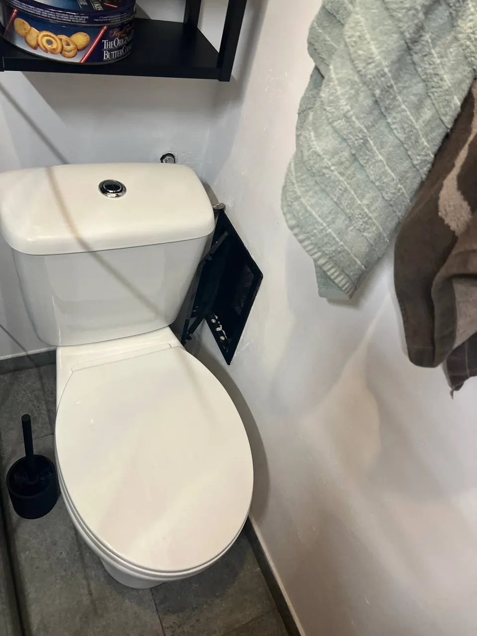 Kompakt WC z klapą serwisową stelaża — DobryHydraulik Szczecin