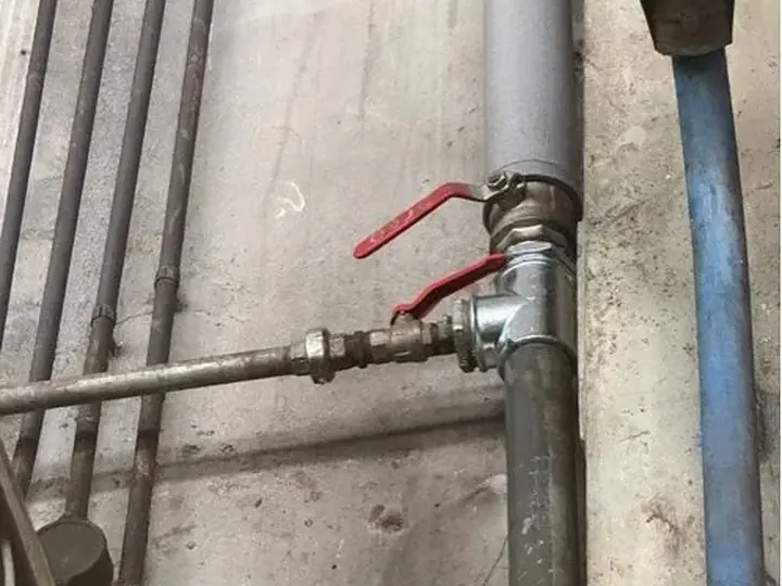 Główny zawór odcinający z czerwoną dźwignią — DobryHydraulik Szczecin